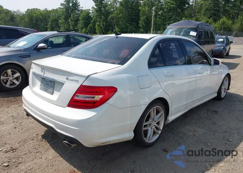2013 Mercedes-Benz C 300 Luxury 4Matic/Sport 4Matic z USA, uszkodzony, nr VIN WDDGF8AB9DR288037